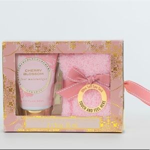 Host pick!🔥2for$25🔥 fuzzy sock/lotion set